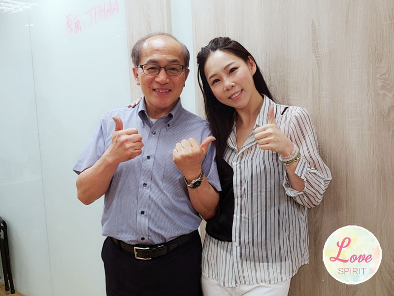 安安老師直接受教於日本和諧粉彩 JPHAA 協會創辧人：細谷典克 (Hosoya Norikatsu) 先生